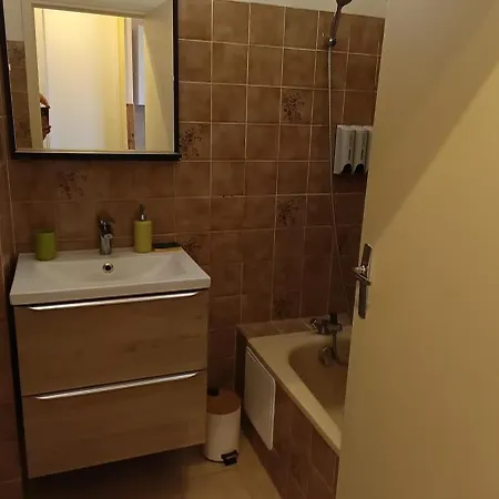 Vue Et Acces Direct Sur Et Piscine *